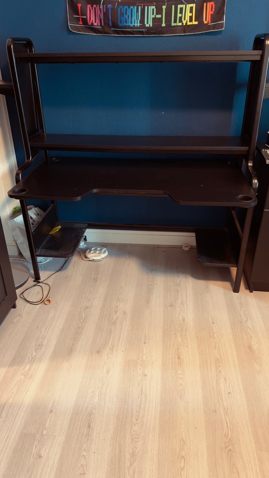 IKEA FREDDE Gamingbureau Zwart - Verstelbaar en Ruim, Huis en Inrichting, Ophalen, Zwart, Gebruikt, Spaanplaat of MDF