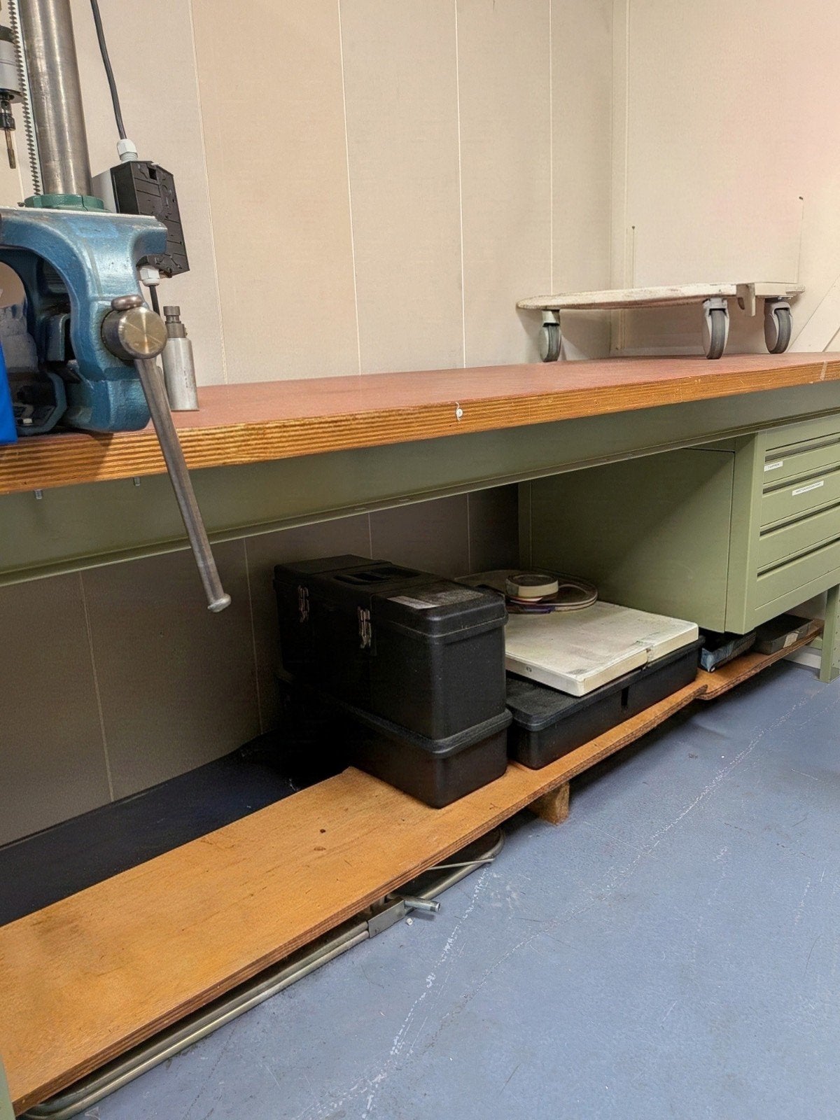 Mooie werktafel 200x100 cm met lades, in goede staat, Ophalen, Zo goed als nieuw, 170 cm of meer, Bankschroef