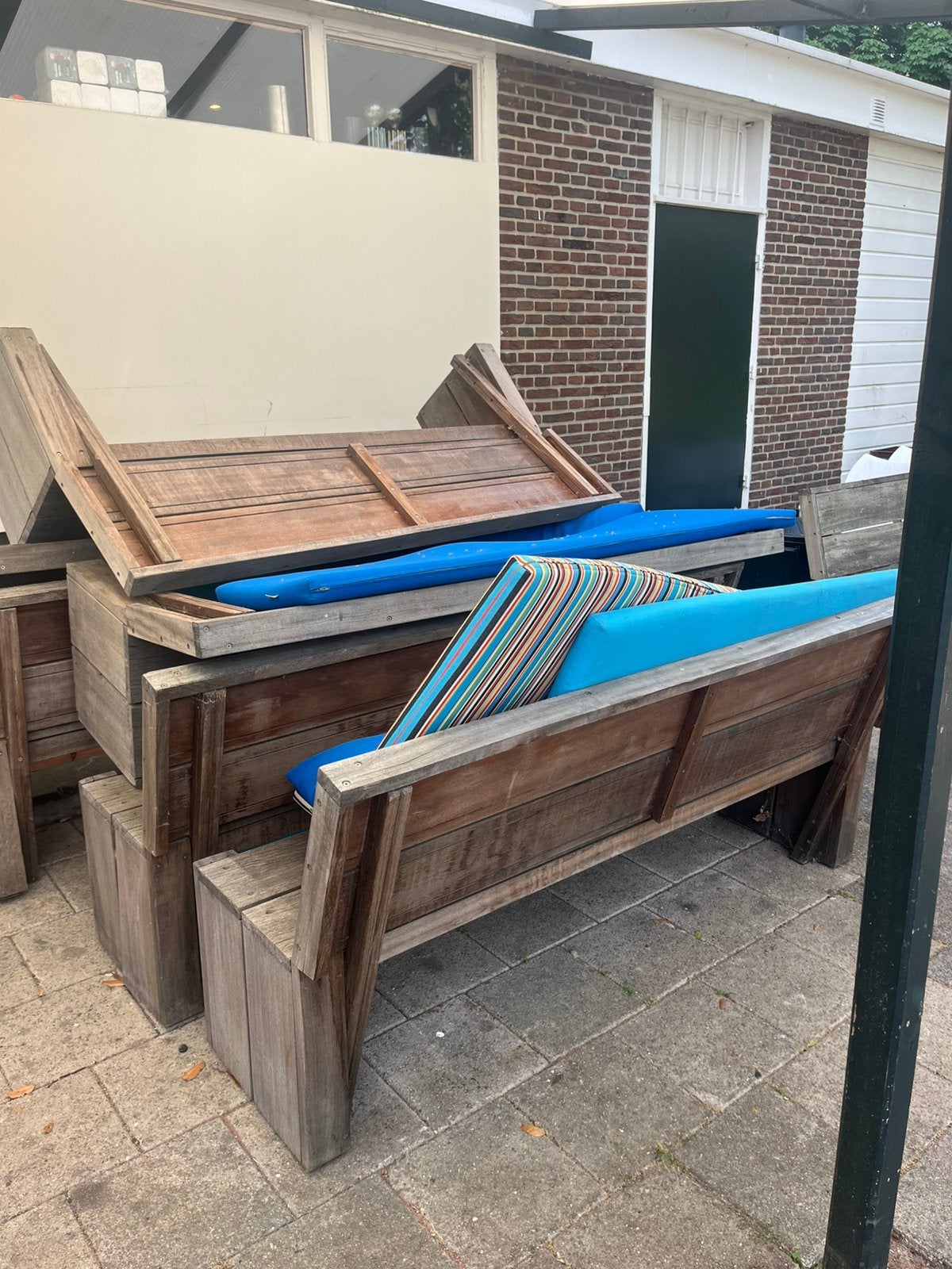 Stoelen en tafels binnen/buiten, Ophalen
