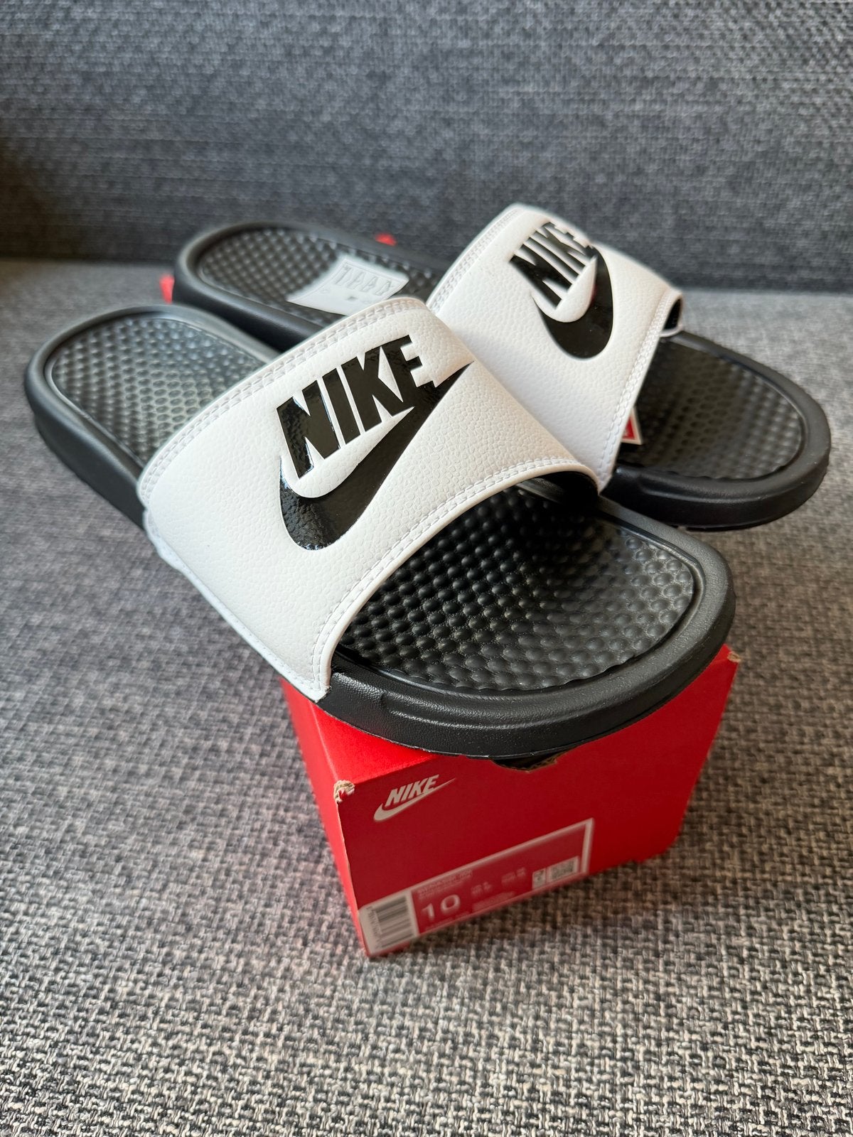 Nike Benassi JDI Slippers Maat 44 Nieuw met doos, Kleding | Heren, Schoenen, Slippers, Wit, Nieuw, Ophalen of Verzenden