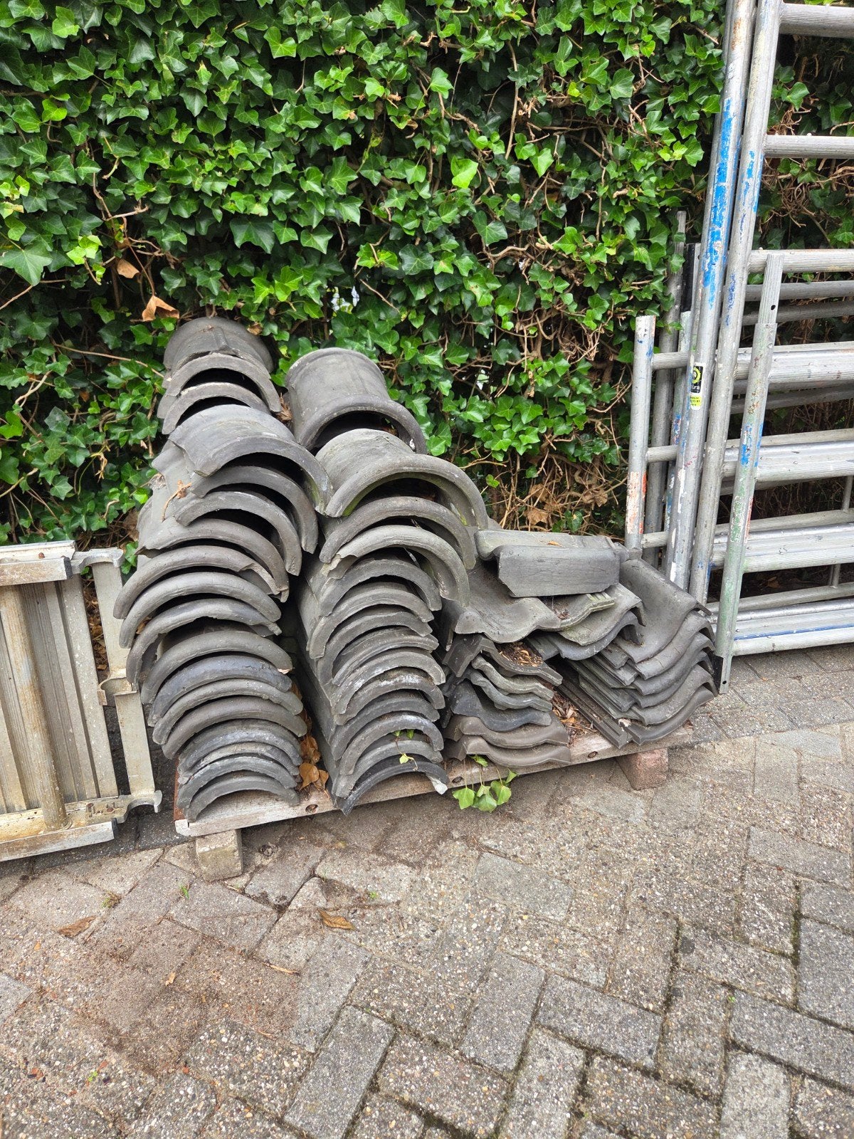 Ca. 60 nokvorsten en 25 kantpannen, Ophalen, Steen of Klei, 15 m² of meer, Dakpannen
