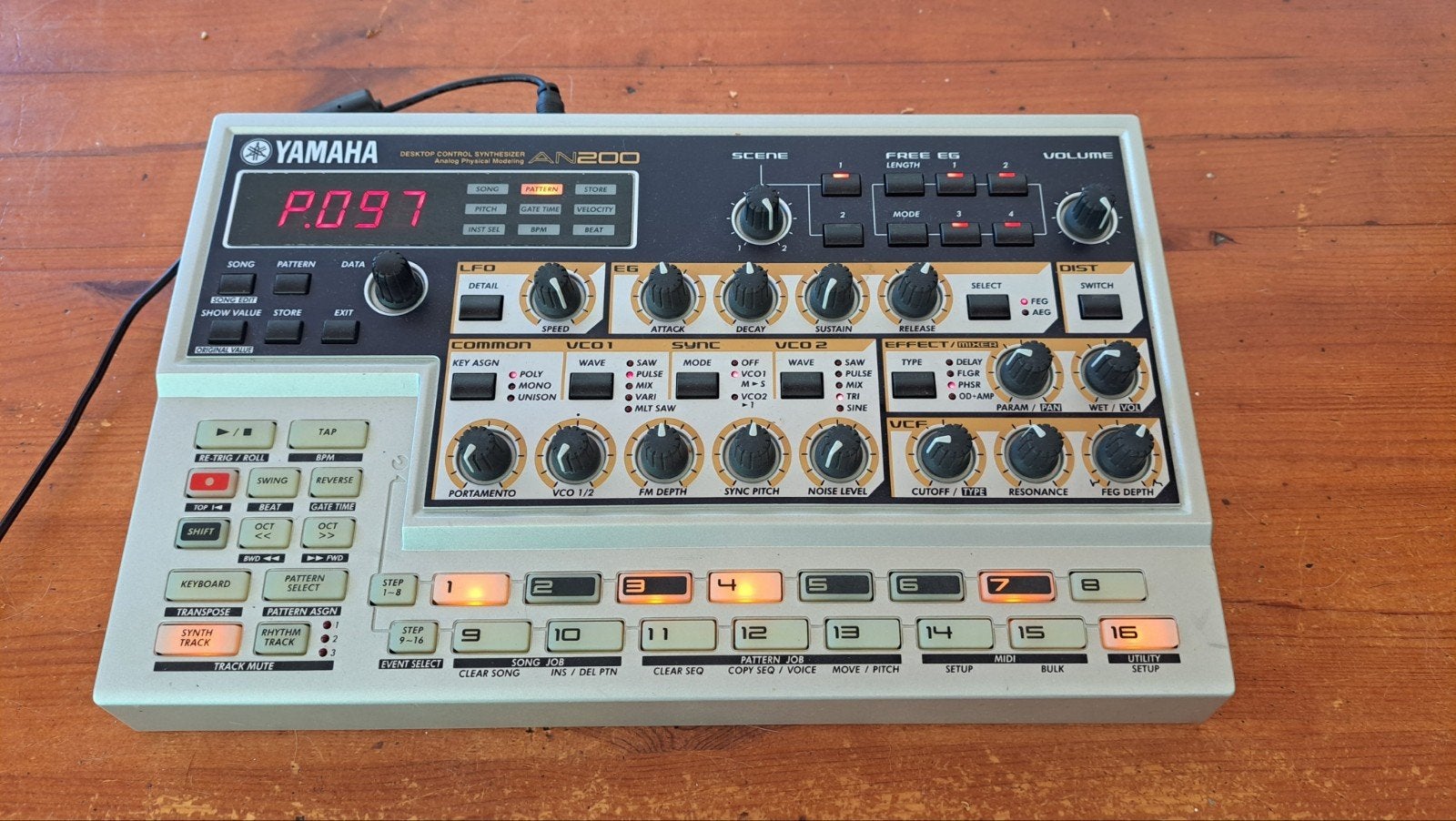 Yamaha AN200 Desktop Control Synthesizer met handleiding, Muziek en Instrumenten, Yamaha, Zo goed als nieuw, Met midi-aansluiting