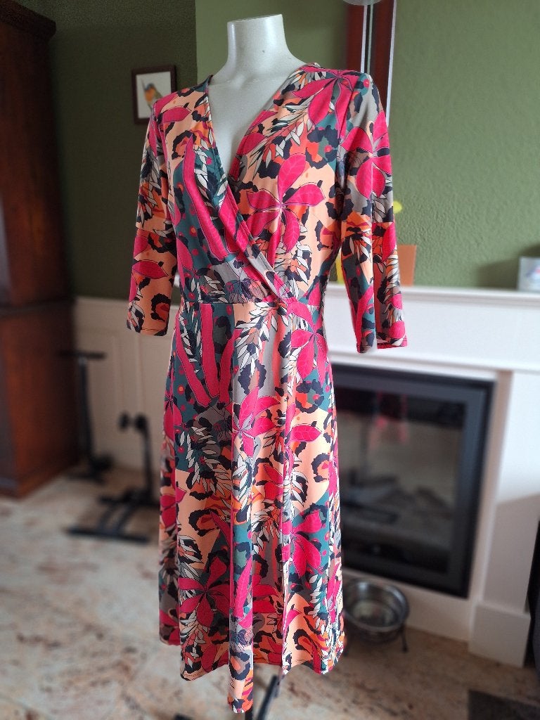 K-Design overslag look jurk M roze groen beige, K-design, Maat 42/44 (L), Knielengte, Gedragen