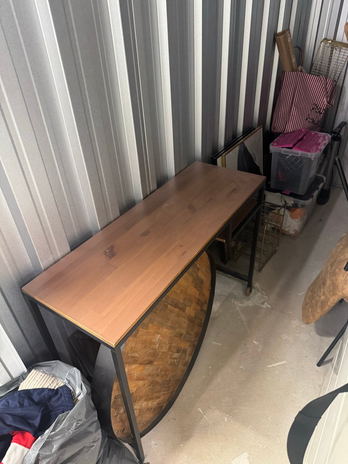 Klein bureau met metalen onderstel, Ophalen, Gebruikt