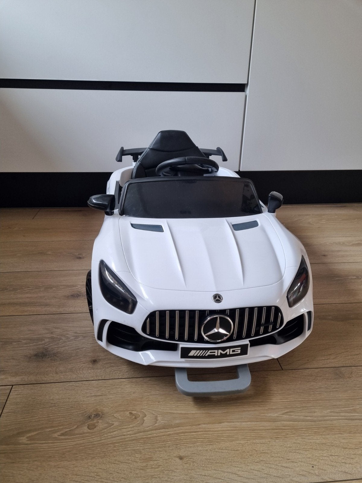 Witte Mercedes GT R AMG Elektrische Kinderauto 12V met MP3, Ophalen, Zo goed als nieuw, Afstandsbediening