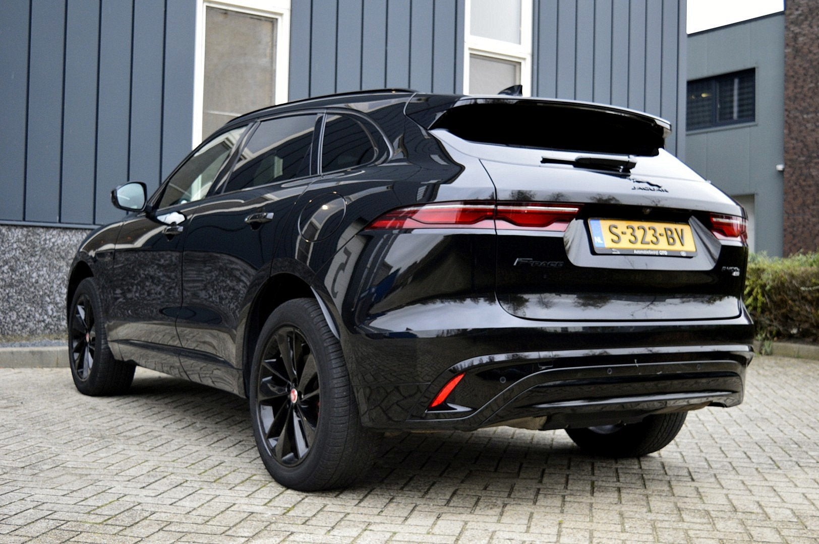 Jaguar F-Pace 2.0 P400e PHEV R-Dynamic Black SOH 95% Rijklaa, Auto's, Jaguar, Automaat, Gebruikt, 4 cilinders, Zwart