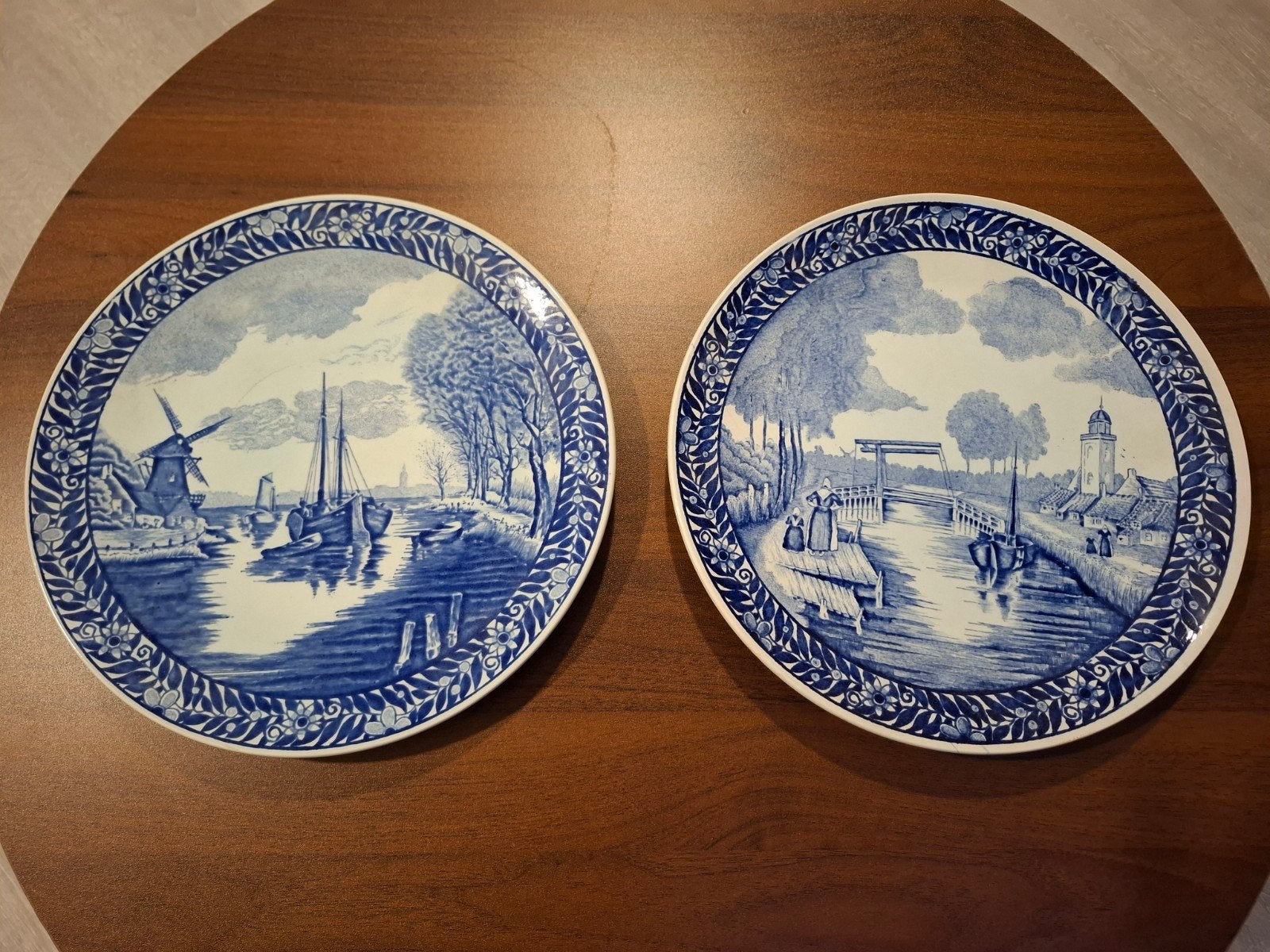 2 Delfts blauwe borden van Boch 29cm, Ophalen of Verzenden