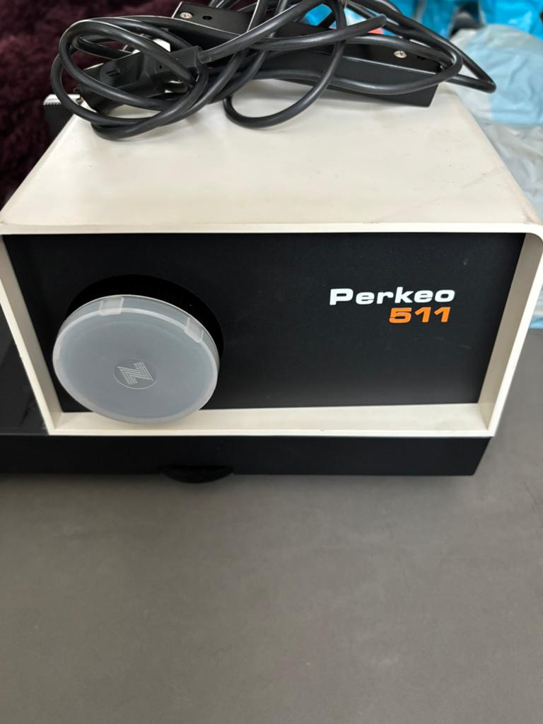 Perkeo 511 Diaprojector met Koffer en projectiescherm, Ophalen, Gebruikt