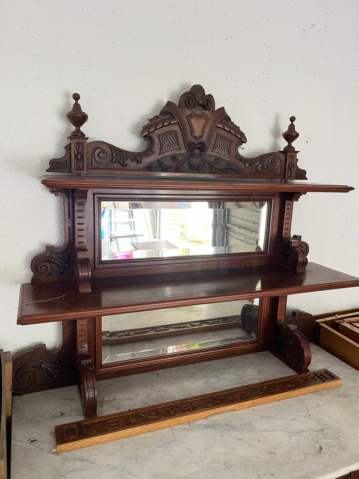 Antieke houten wandconsole met spiegel en snijwerk, Ophalen