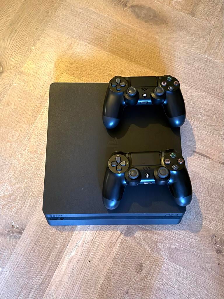 PlayStation 4 Slim met 2 controllers en 6 games, Met 2 controllers, Ophalen of Verzenden, Slim, Gebruikt