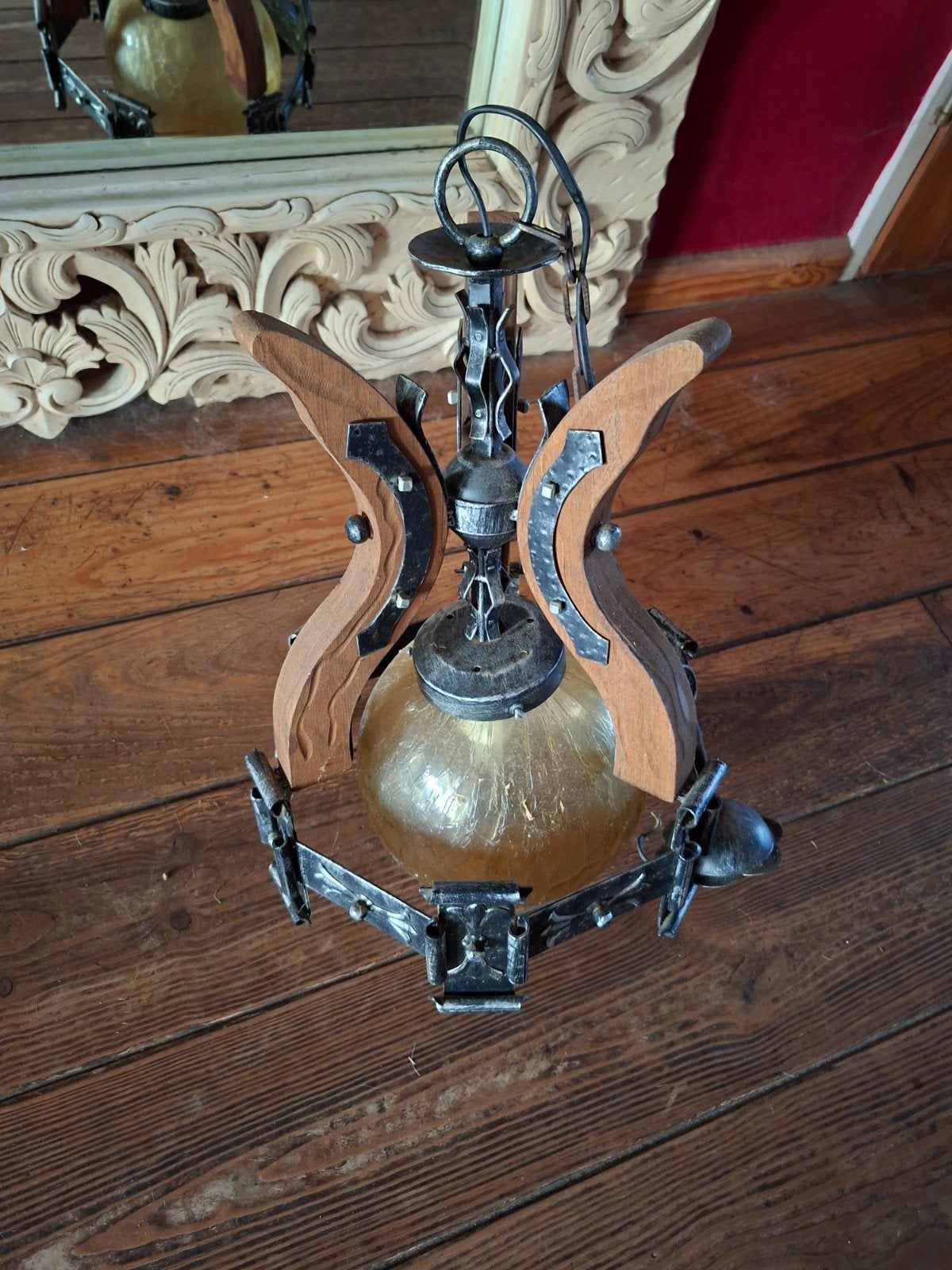 Rustiek houten lamp met glazen bol.Afwerking smeedijzer, Antiek en Kunst, Ophalen