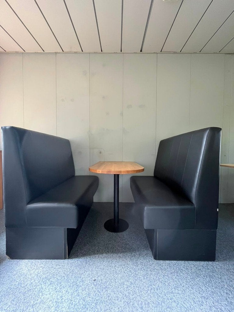 Te koop: halfronde tafel met 2 banken, Ophalen, Gebruikt, Hout