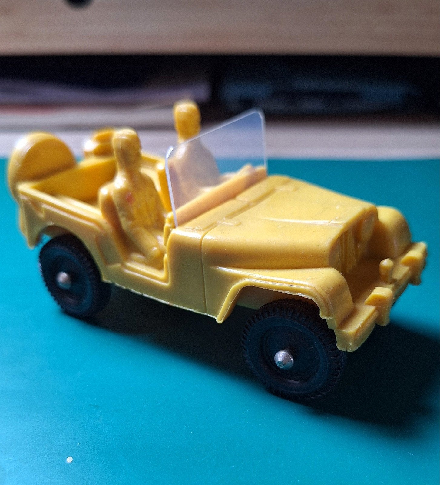 Vintage Gele Jeep Speelgoedauto van vinyl, met 2 figuren, Ophalen of Verzenden, Gebruikt, Auto