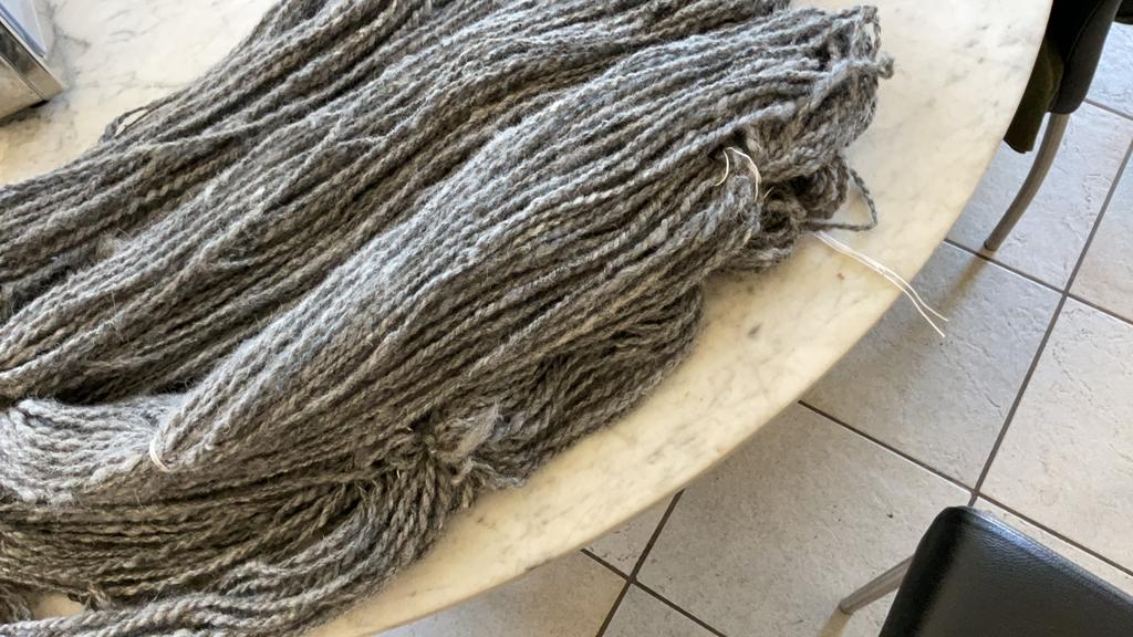 Handgesponnen grijze alpaca wol, Ophalen of Verzenden, Nieuw, Wol of Garen