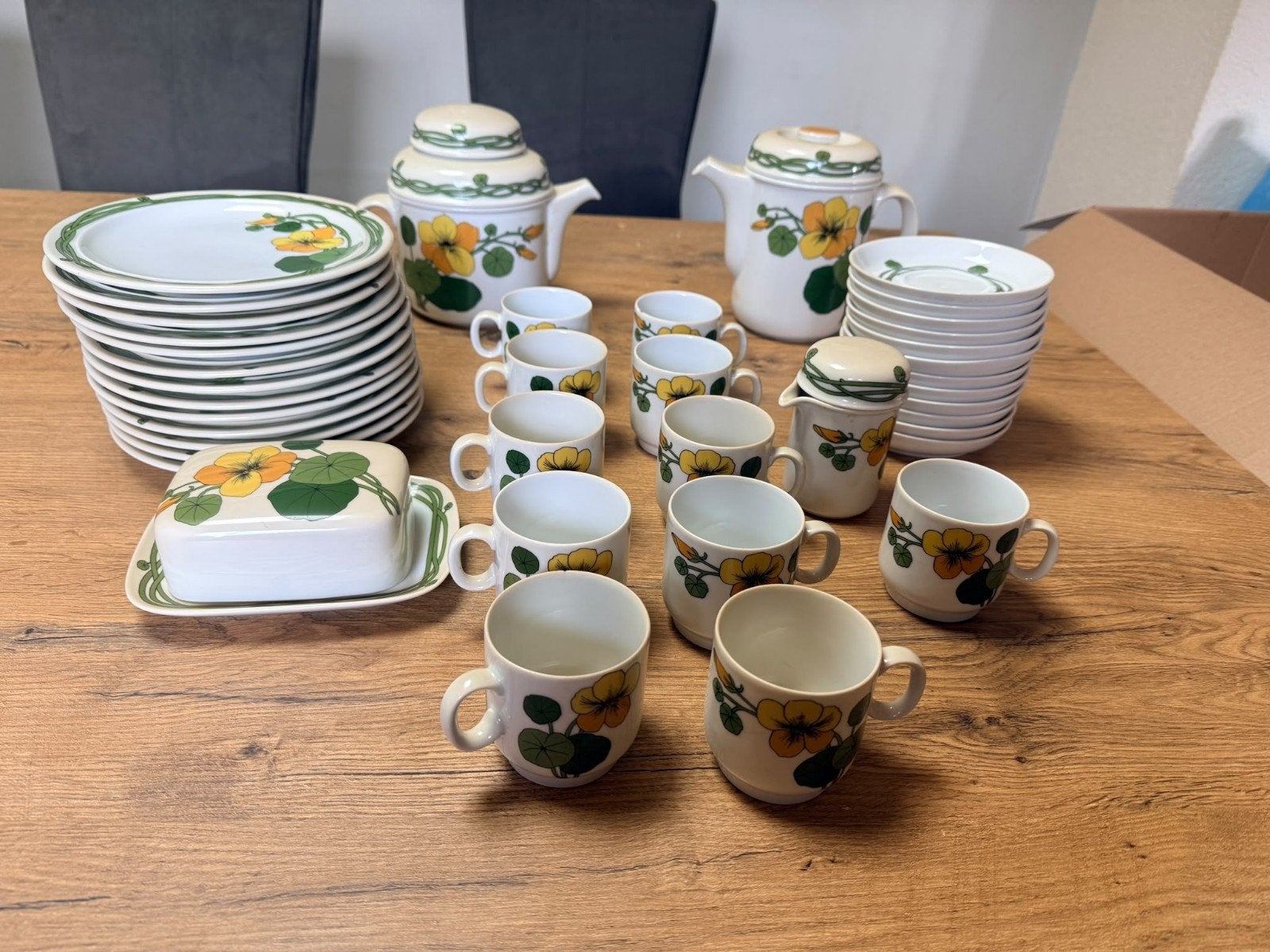 Vintage servies met bloemmotief - Compleet, Ophalen, Zo goed als nieuw, Porselein