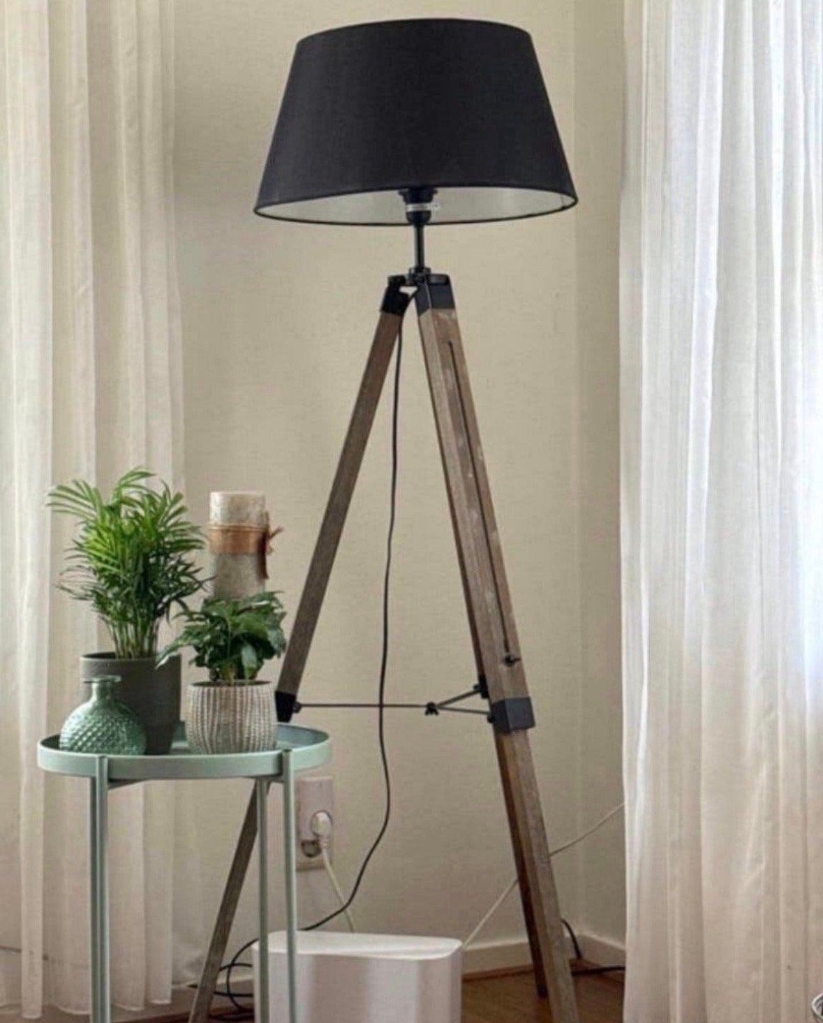 Twee stijlvolle Poots vloerlampen met tripod basis, Huis en Inrichting, Lampen | Vloerlampen, Ophalen, Gebruikt, 100 tot 150 cm