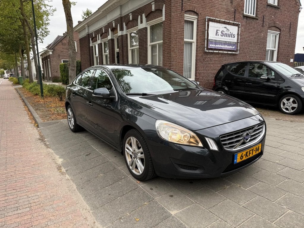 Volvo S60 1.6 T3 Momentum AUTOMAAT EERSTE EIGENAAR DEALER ON, Auto's, Volvo, 15 km/l, 4 cilinders, 150 pk, Metallic lak
