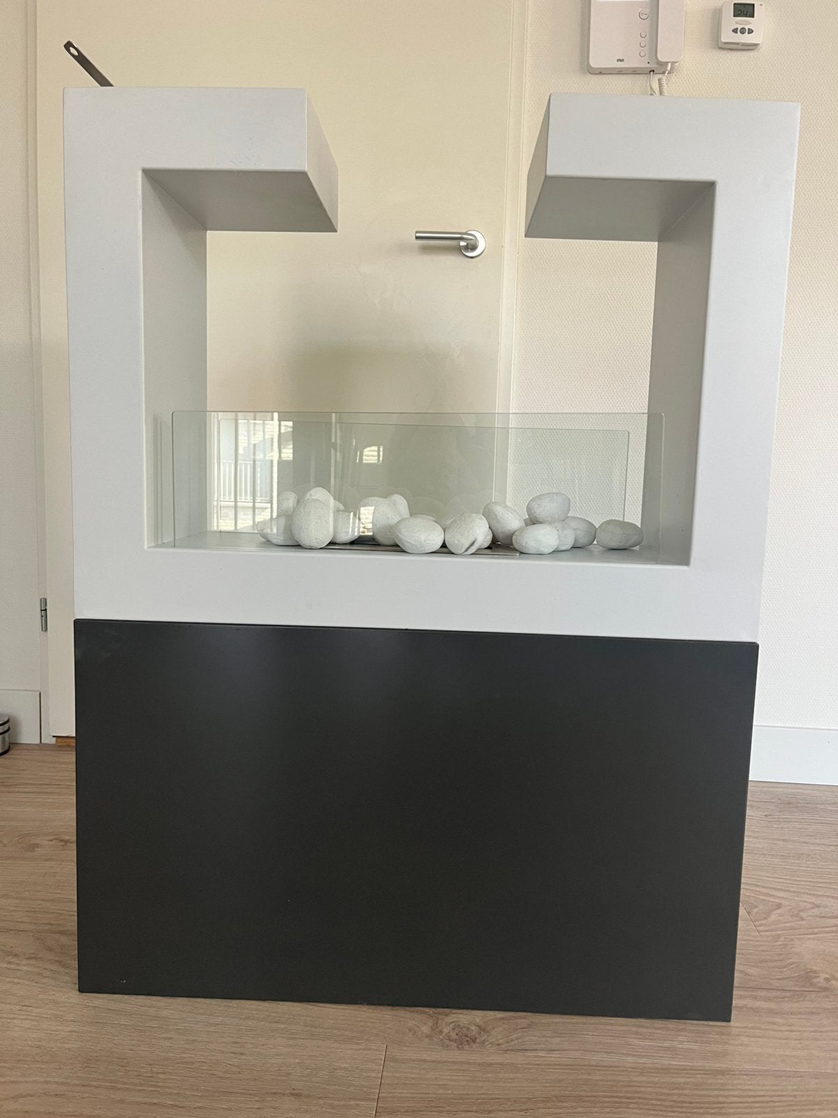 Moderne witte bioethanol haard met antraciete sokkel, Ophalen, Zo goed als nieuw, Vrijstaande haard, Overige soorten