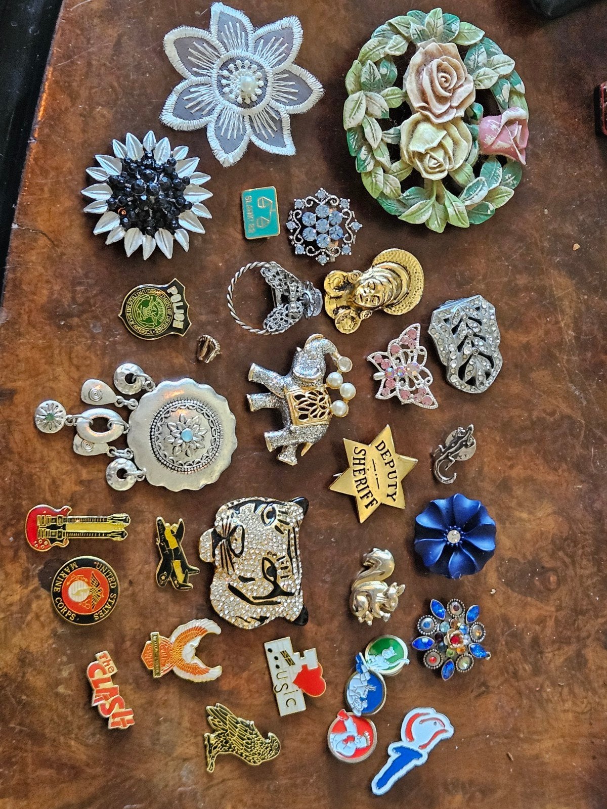 Lot van 30 diverse broches - Vintage en modern, Sieraden, Tassen en Uiterlijk, Broches, Overige materialen, 4 tot 7 cm, Gebruikt