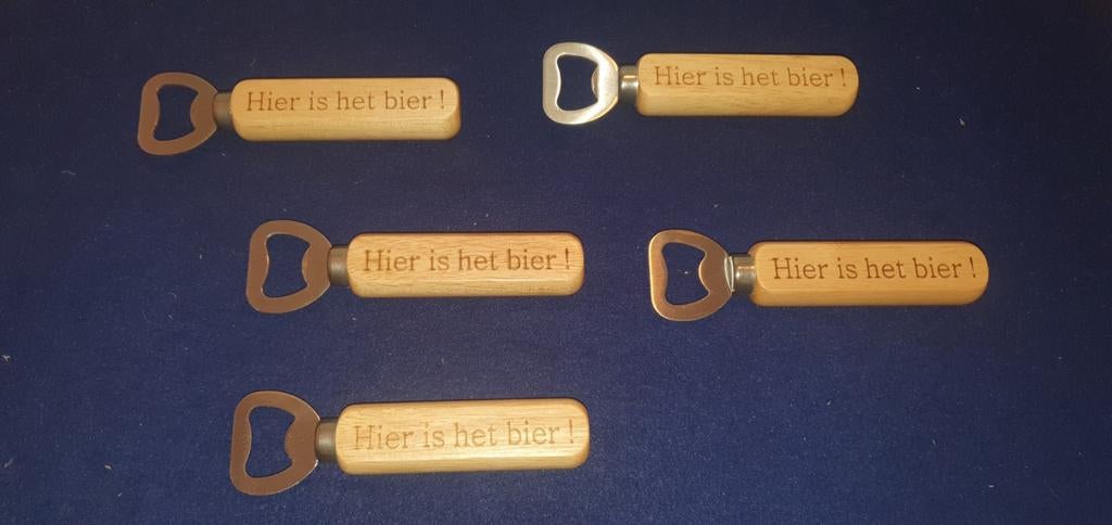 12 flesopeners hier is het bier, Verzamelen, Biermerken, Nieuw, Flesopener, Overige merken, Ophalen of Verzenden