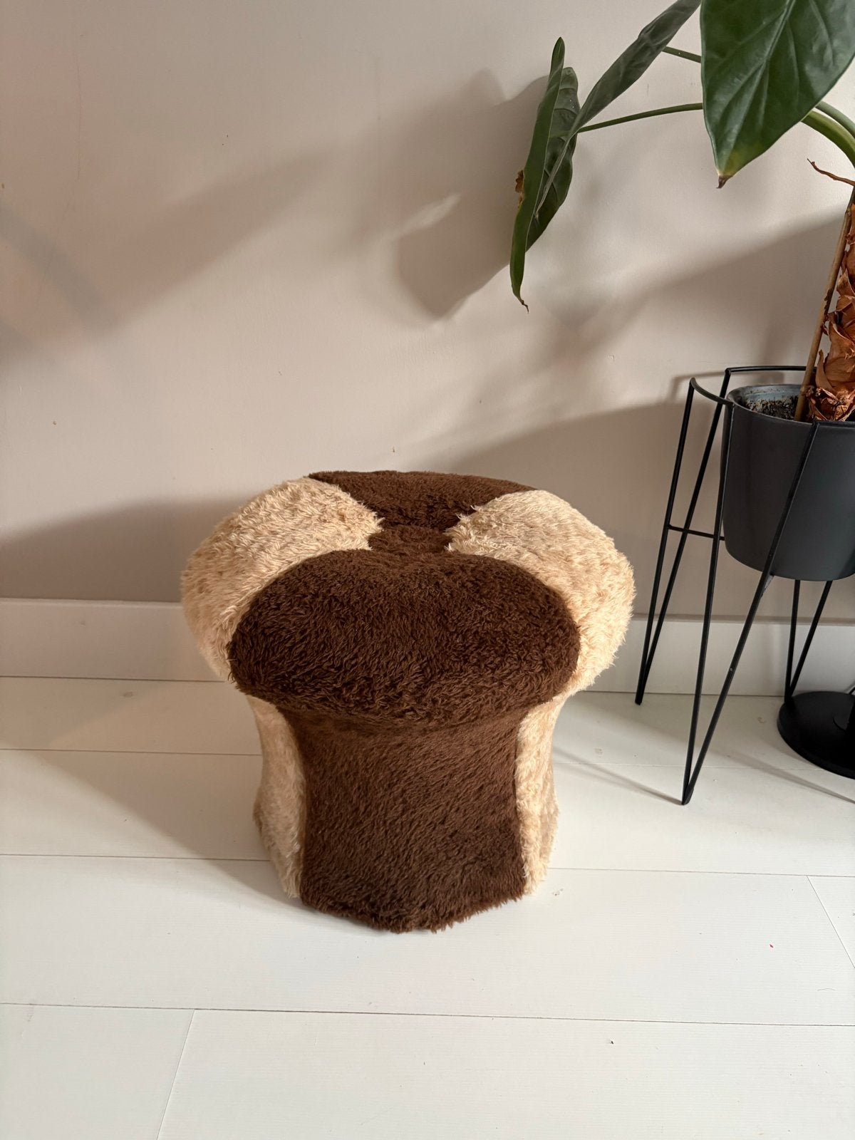 Vintage poef / krukje in bruin en beige teddy stof jaren 70, Ophalen of Verzenden, Gebruikt, Overige materialen