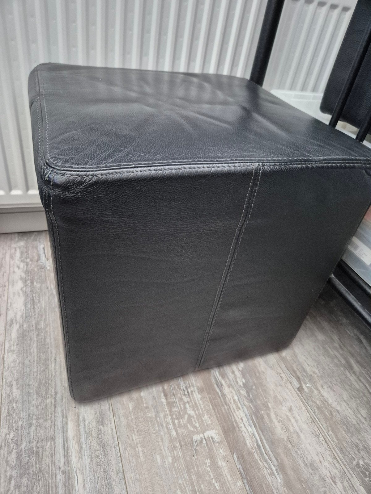 Zwart leren poef 2x, Ophalen, Rond, 50 tot 75 cm