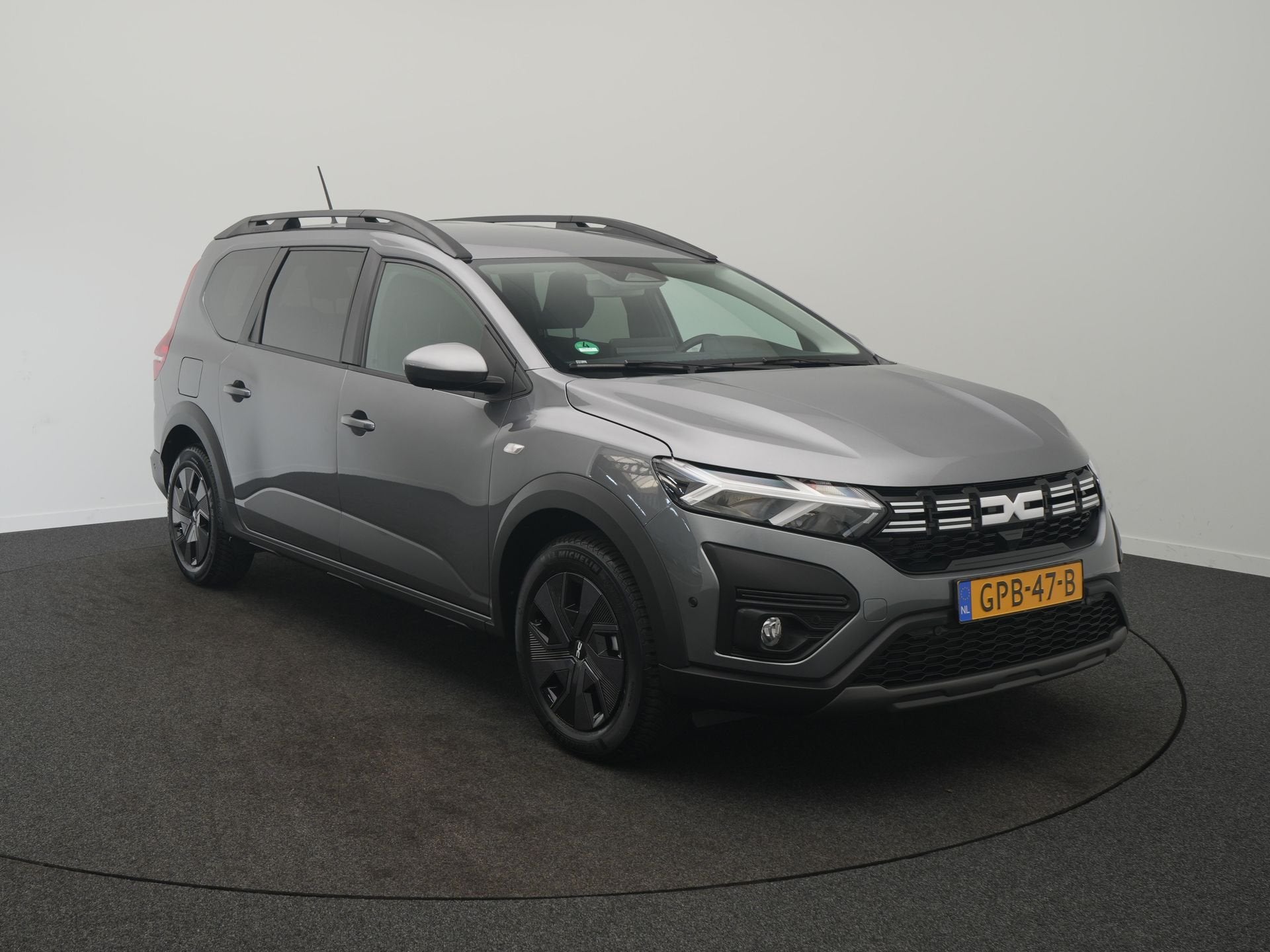 Dacia Jogger 1.6 Hybrid 140 Expression 7p. - All Season band, Auto's, Dealer onderhouden, Gebruikt, 4 cilinders, 7 stoelen