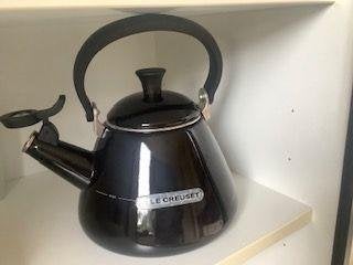 Le Creuset Kone fluitketel zwart 1,6 Liter, Zo goed als nieuw, Zwart, Metaal, Le Creuset