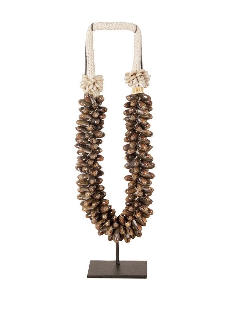 Decoratieve schelpenketting ornament op standaard, Boho, Nieuw, Ophalen of Verzenden, Natuurlijk materiaal