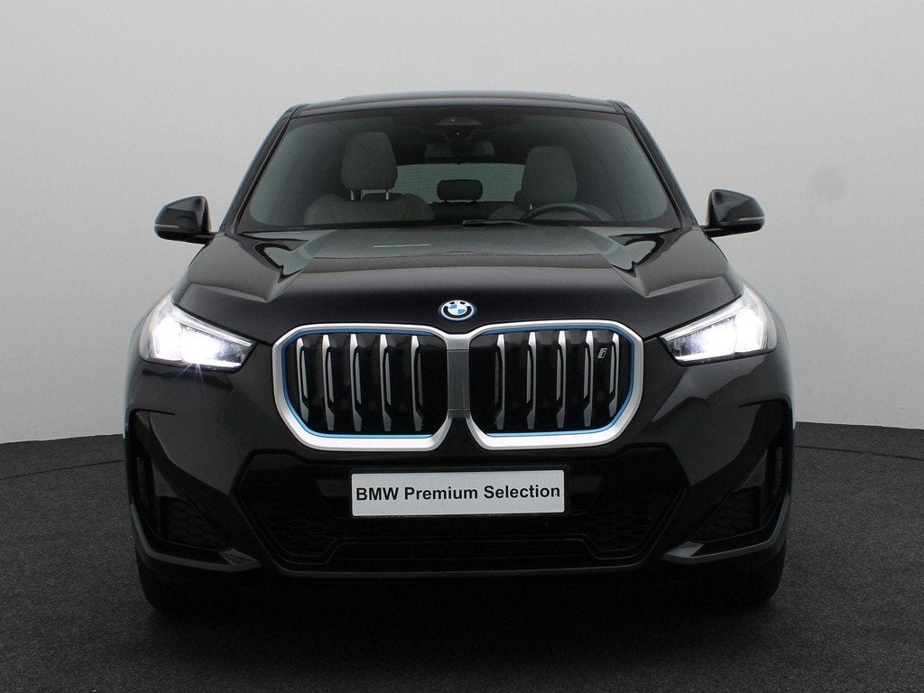 BMW iX1 xDrive30 M Sportpakket | Comfort Pack | Travel Pack, Auto's, BMW, Automaat, Met garantie (alle), Zwart, Leder