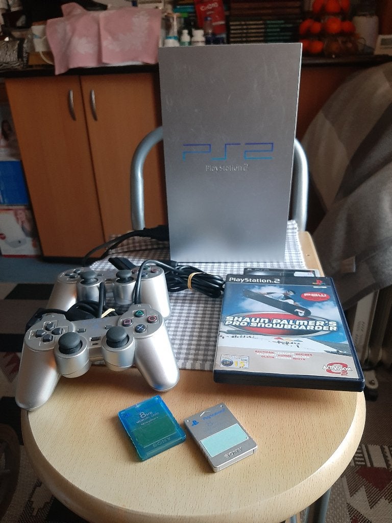 PlayStation 2 SCPH-50004, Gebruikt, Phat, Met games, Met 2 controllers
