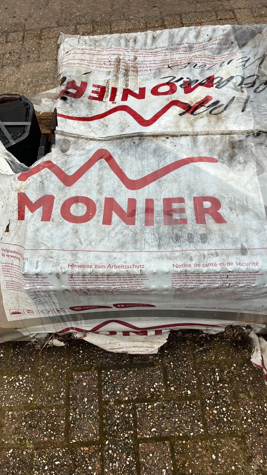 50  ieuwe Monier dakpannen zwart (47x28 cm ) +2 eindplaten, Ophalen, Nieuw, Bakstenen