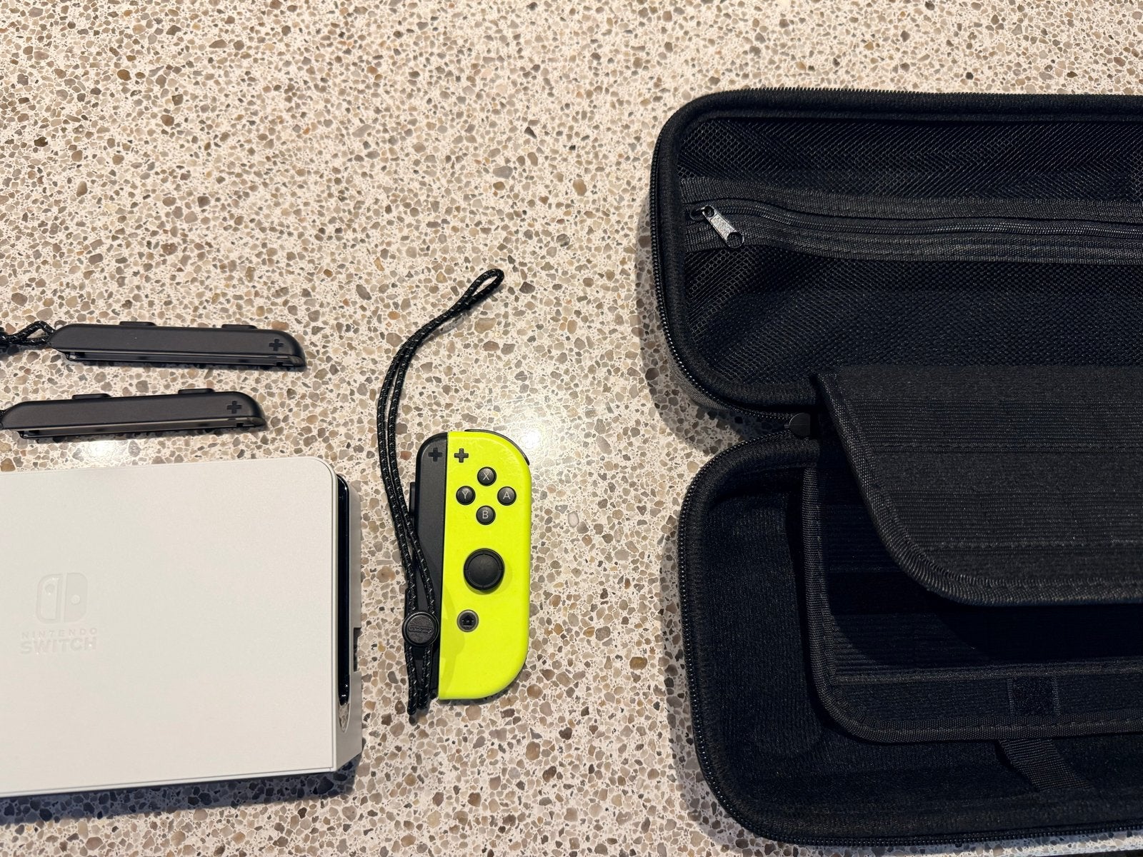 Foto 8 van Nintendo Switch OLED incl. 2 extra Joy-Cons in doos met case