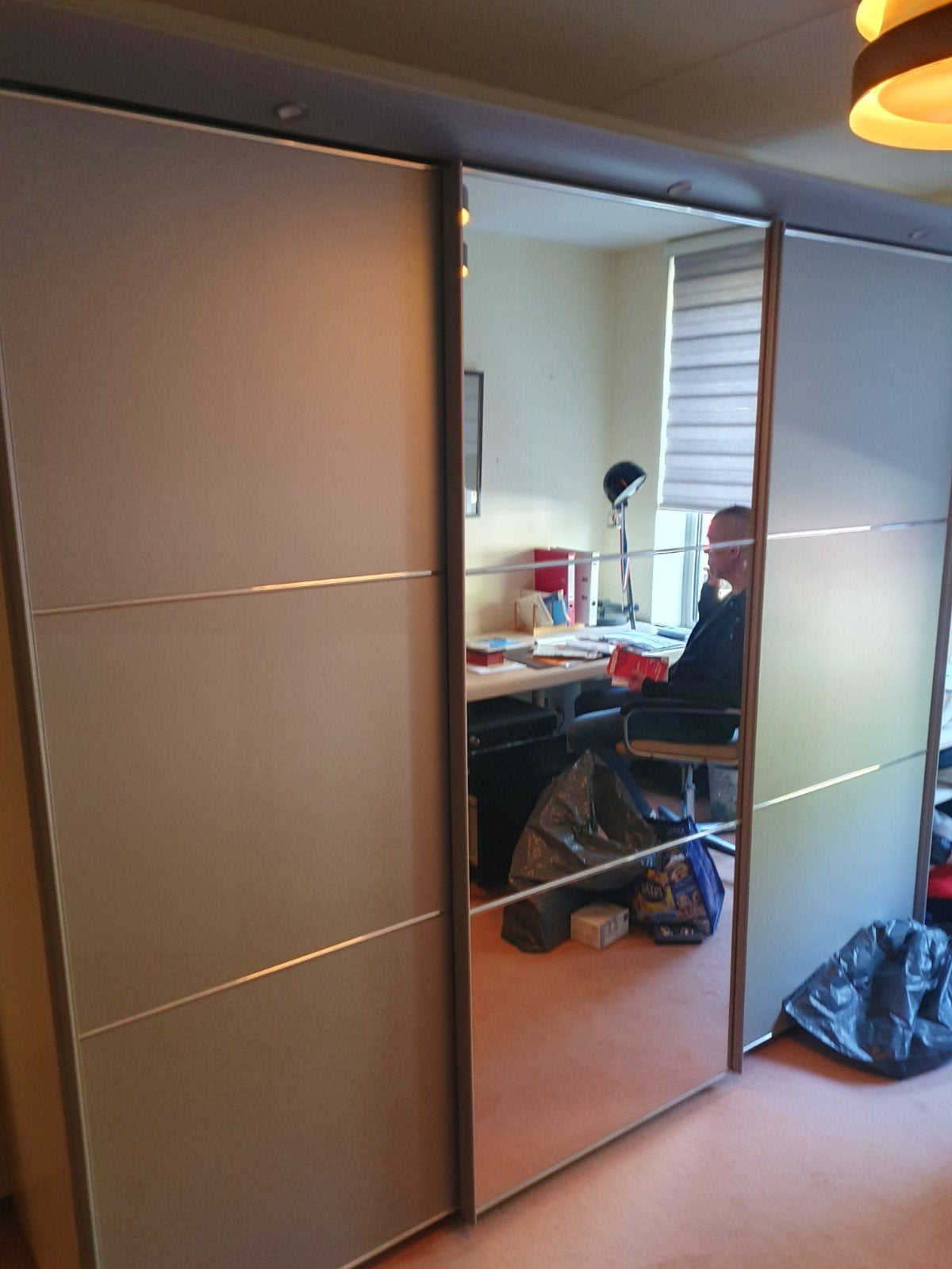 Kledingkast met schuifdeuren en spiegel, Ophalen, Modern en functioneel, Gebruikt, Met plank(en)