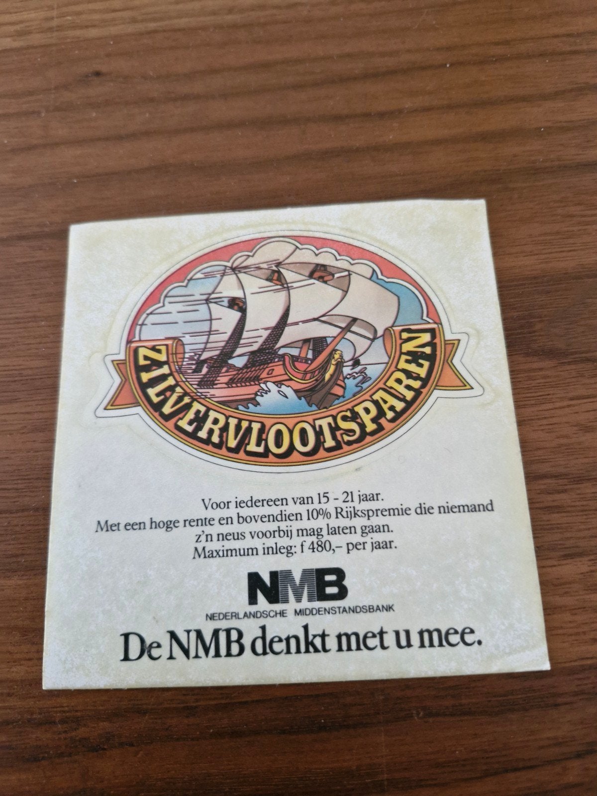 10447  NMB Zilvervlootsparen sticker - Nederlandsche Midden, Verzamelen, Ophalen of Verzenden, Nieuw, Bedrijf of Vereniging