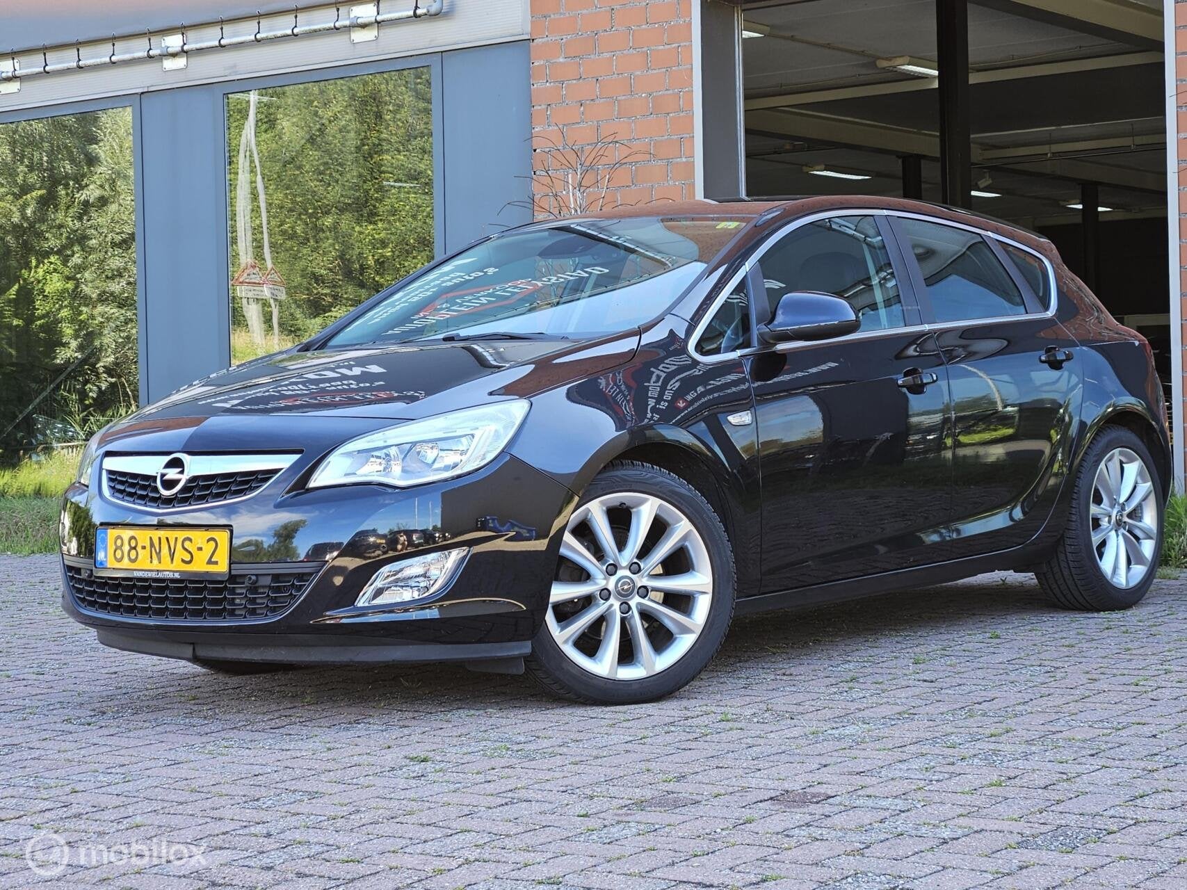 Opel Astra 1.6 Turbo Cosmo Navi half leer cruise Airco nw ap, Voorwielaandrijving, Euro 5, Gebruikt, 4 cilinders