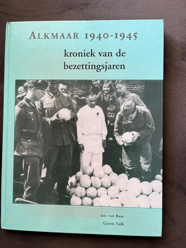 Alkmaar 1940-1945: Kroniek van de bezettingsjaren, Tweede Wereldoorlog, Jan van Baar, Gerrit Valk, Ophalen of Verzenden, Zo goed als nieuw