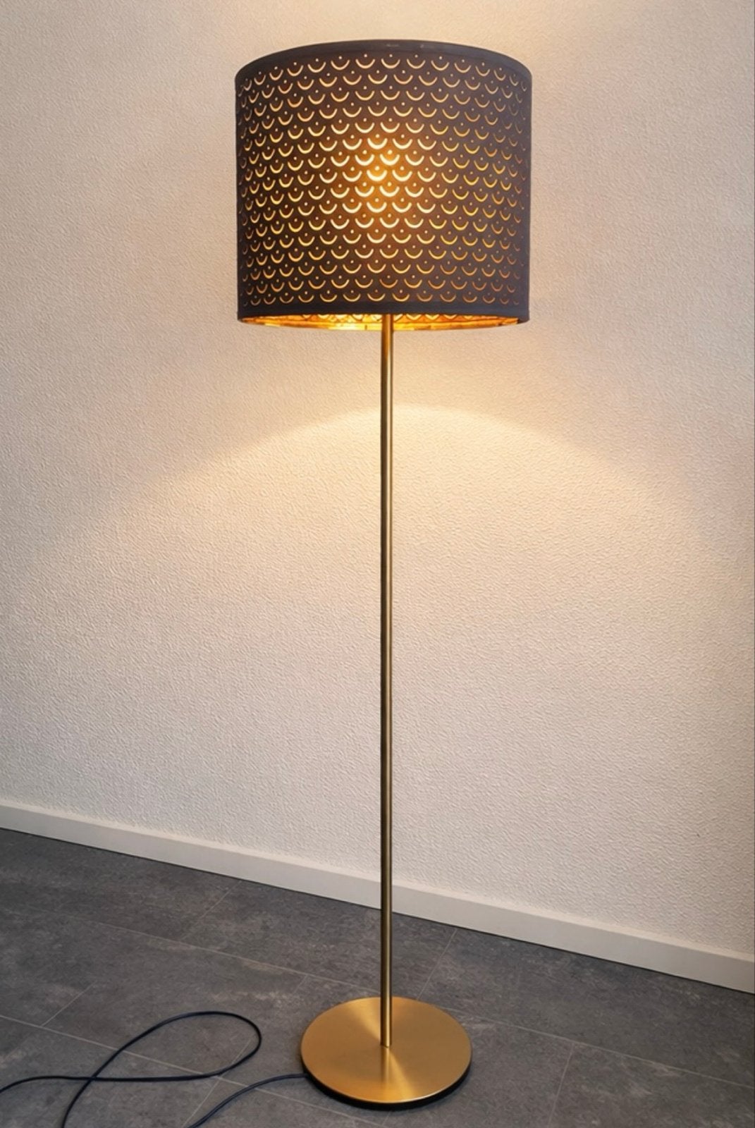 IKEA Nymö/Skaftet staande lamp, zwart messing/messing, Huis en Inrichting, Lampen | Vloerlampen, Ophalen, E27 (groot), Zo goed als nieuw