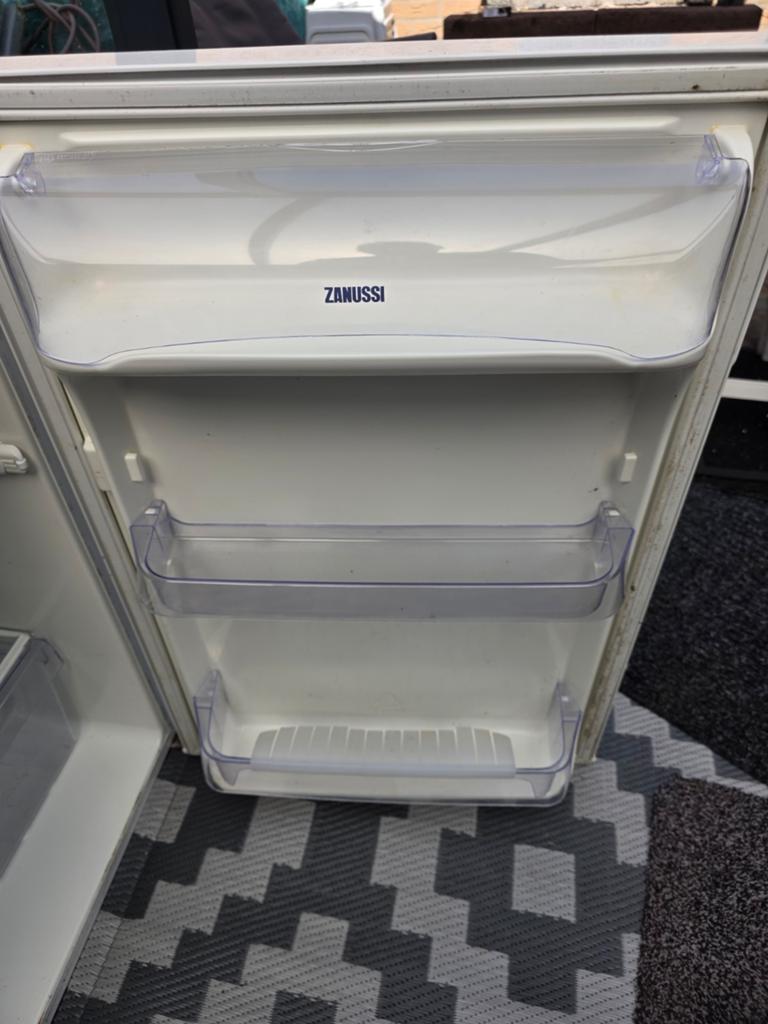 Zanussi koelkast - barst in de la, bovenplaat ontbreekt, Witgoed en Apparatuur, Koelkasten en IJskasten, 75 tot 100 liter, 45 tot 60 cm