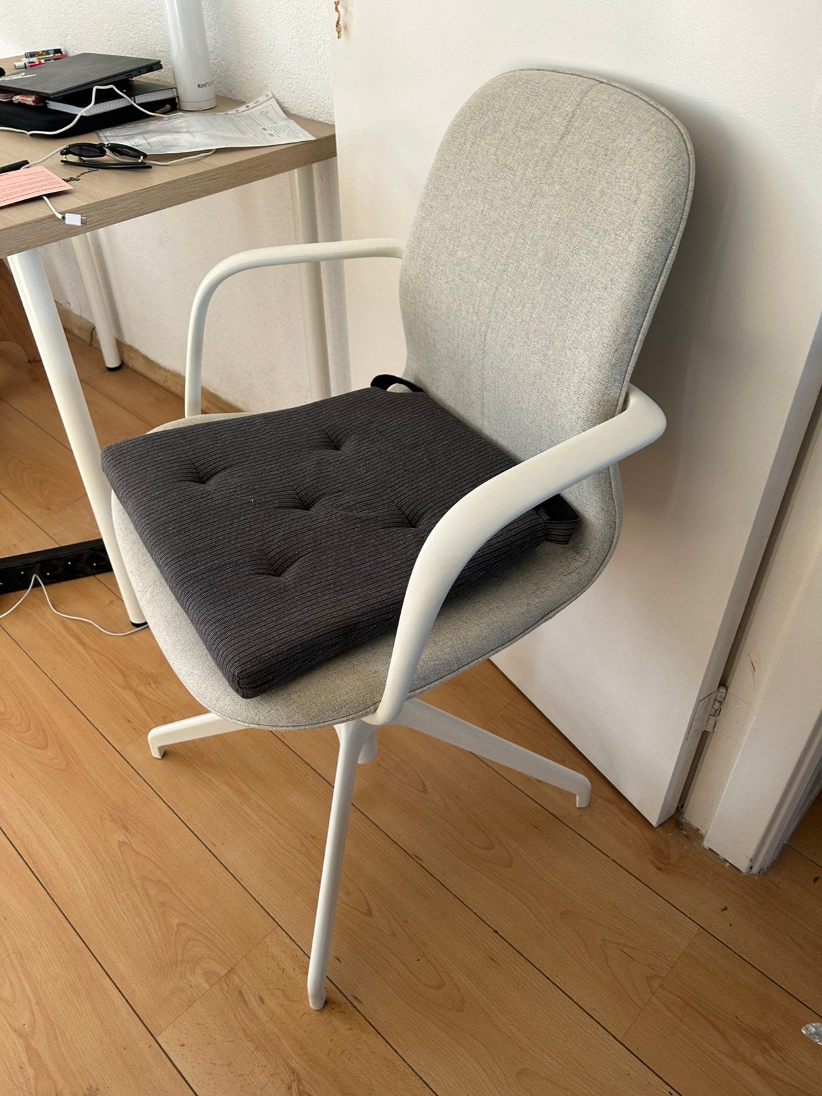Ikea desk chair + free cushion, Huis en Inrichting, Stoelen, Ophalen, Zo goed als nieuw, Wit, Eén