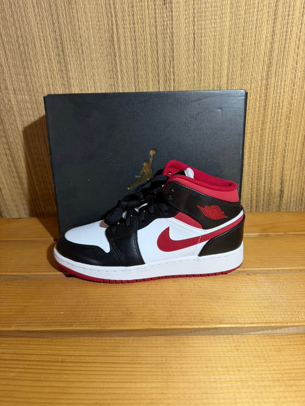 Air Jordan 1 Mid Black Fire Red (GS), Ophalen of Verzenden, Nieuw, Zwart