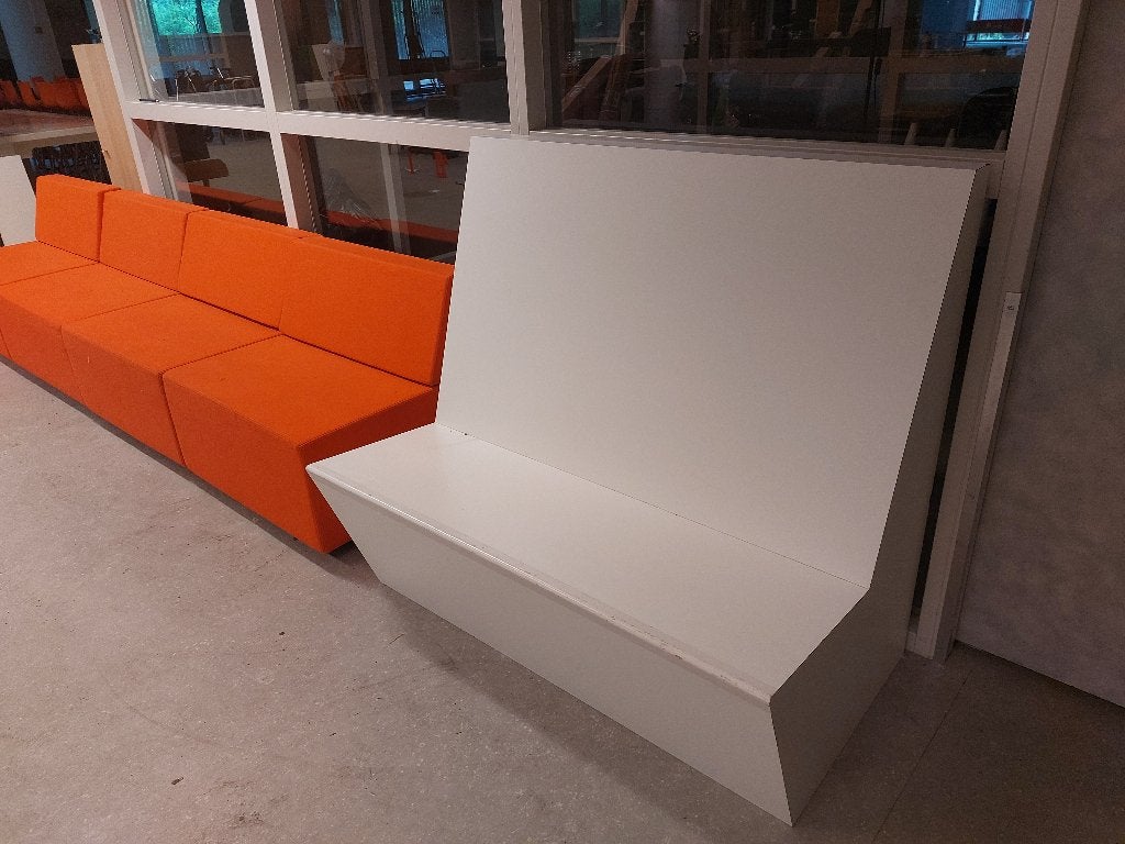 witte houten wachtkamer bank ( 500303), Huis en Inrichting, Banken | Bankstellen, Ophalen, Gebruikt, Minder dan 150 cm