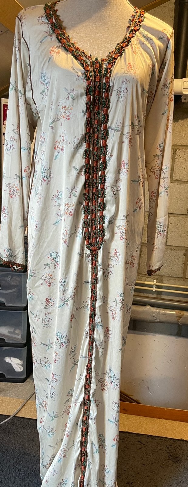Elegante Kaftan met Bloemenprint en Borduurwerk, Beige, Zo goed als nieuw, Onder de knie, Ophalen