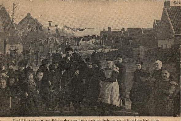 Urk (1906) afbeelding Blinde omroeperJelle+hond zie info, Ophalen of Verzenden, Voor 1920, Flevoland