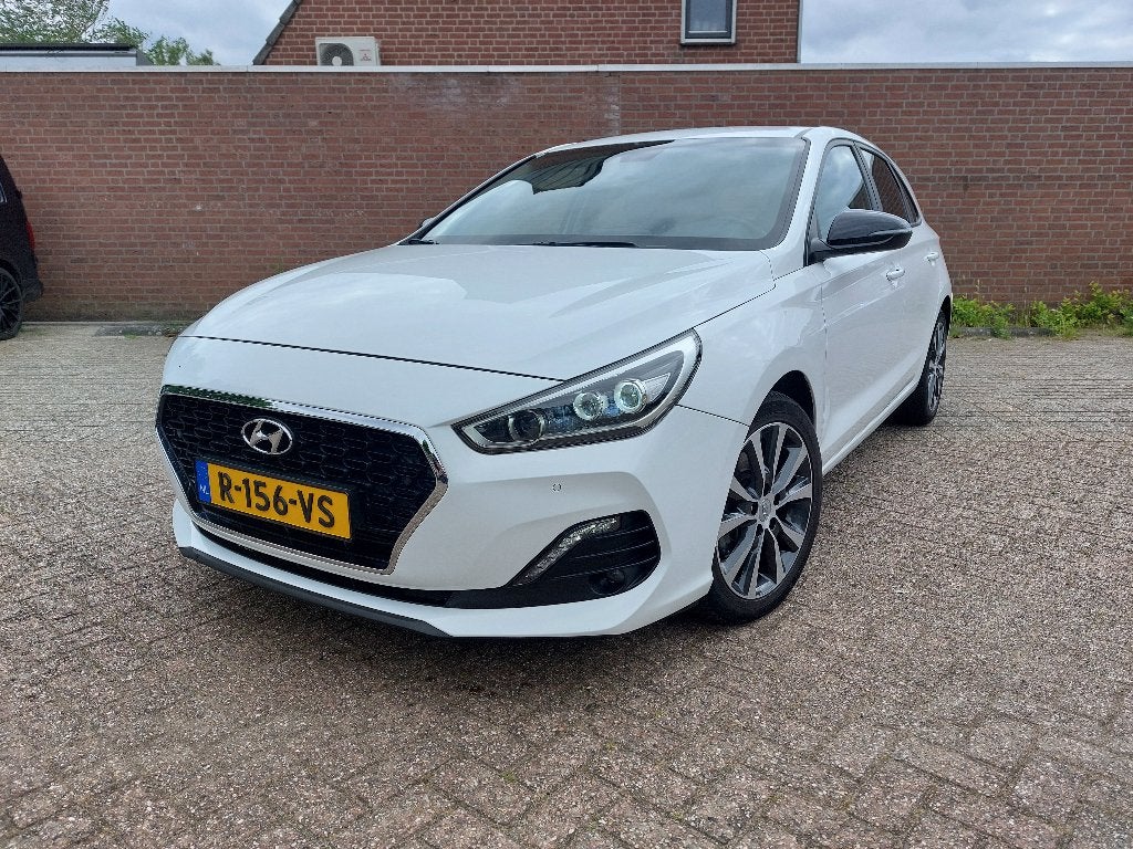 Hyundai i30 1.4 T-gdi Premium Plus 140pk 2020 Wit, Voorwielaandrijving, Stof, 1353 cc, Zwart