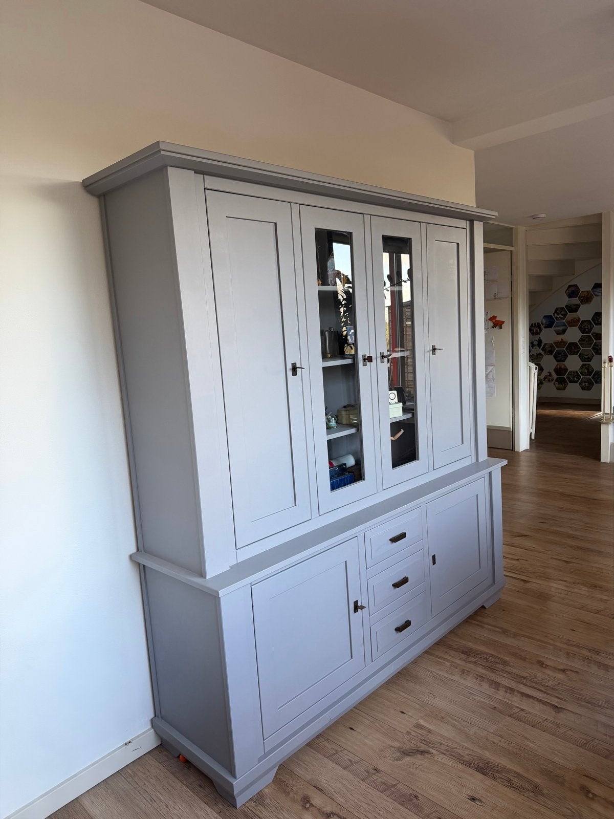 Stijlvolle grijze buffetkast met vitrine en lades, Ophalen, Gebruikt, 150 tot 200 cm, Met lade(s)
