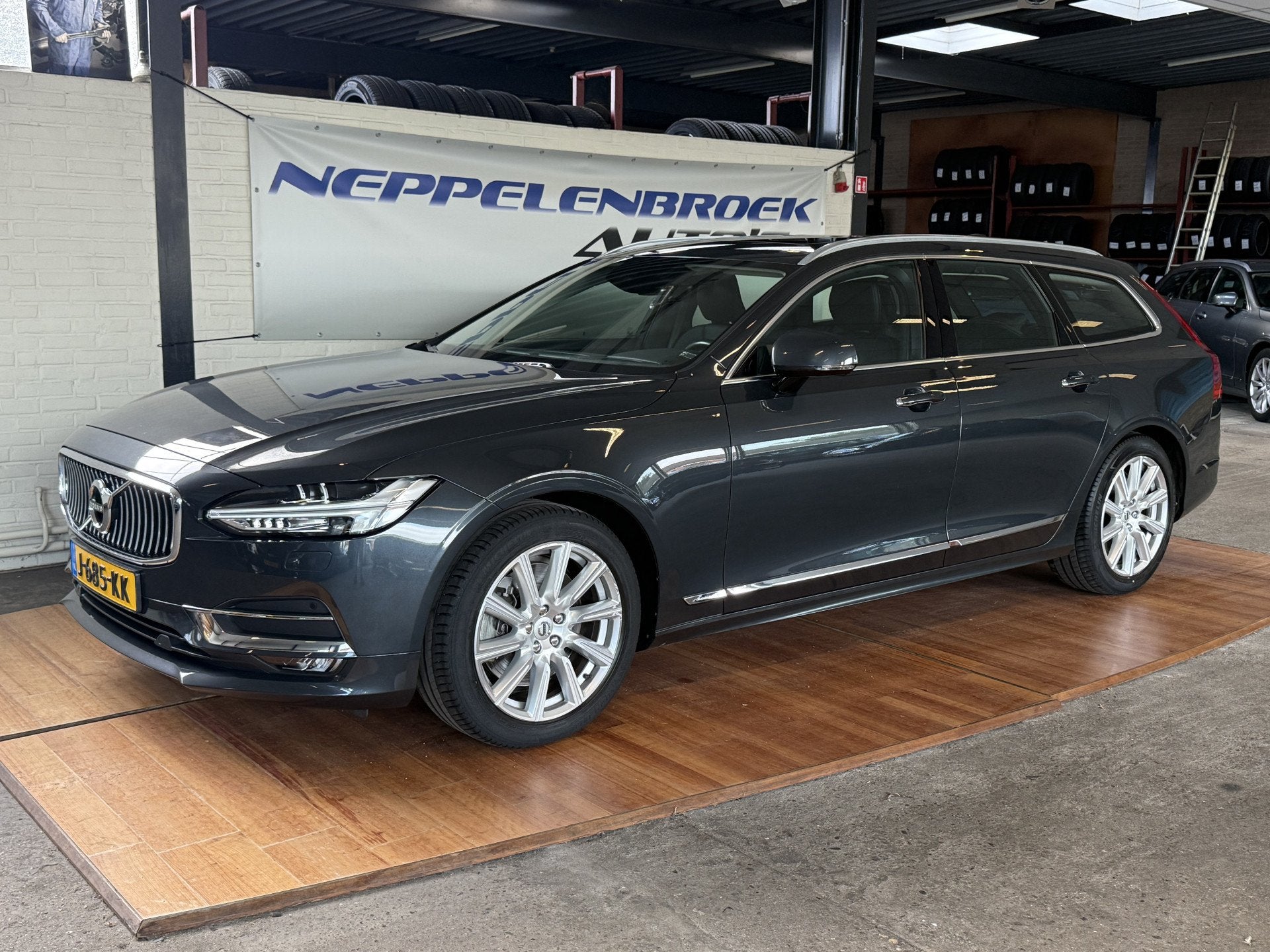 Volvo V90 2.0 T4 Business Luxury+ (bj 2020, automaat), 12 maanden, 15 km/l, Euro 6, 1616 kg
