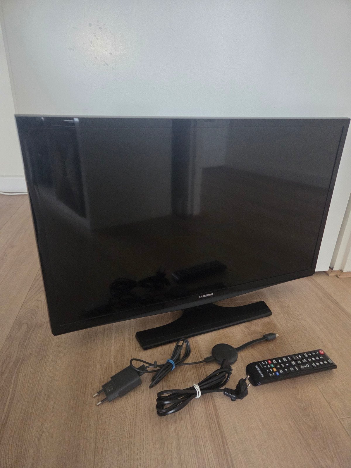 Samsung UE28J4100AW 28 inch HD Ready TV met Chromecast, LED, 50 Hz, HD Ready (720p), Ophalen of Verzenden
