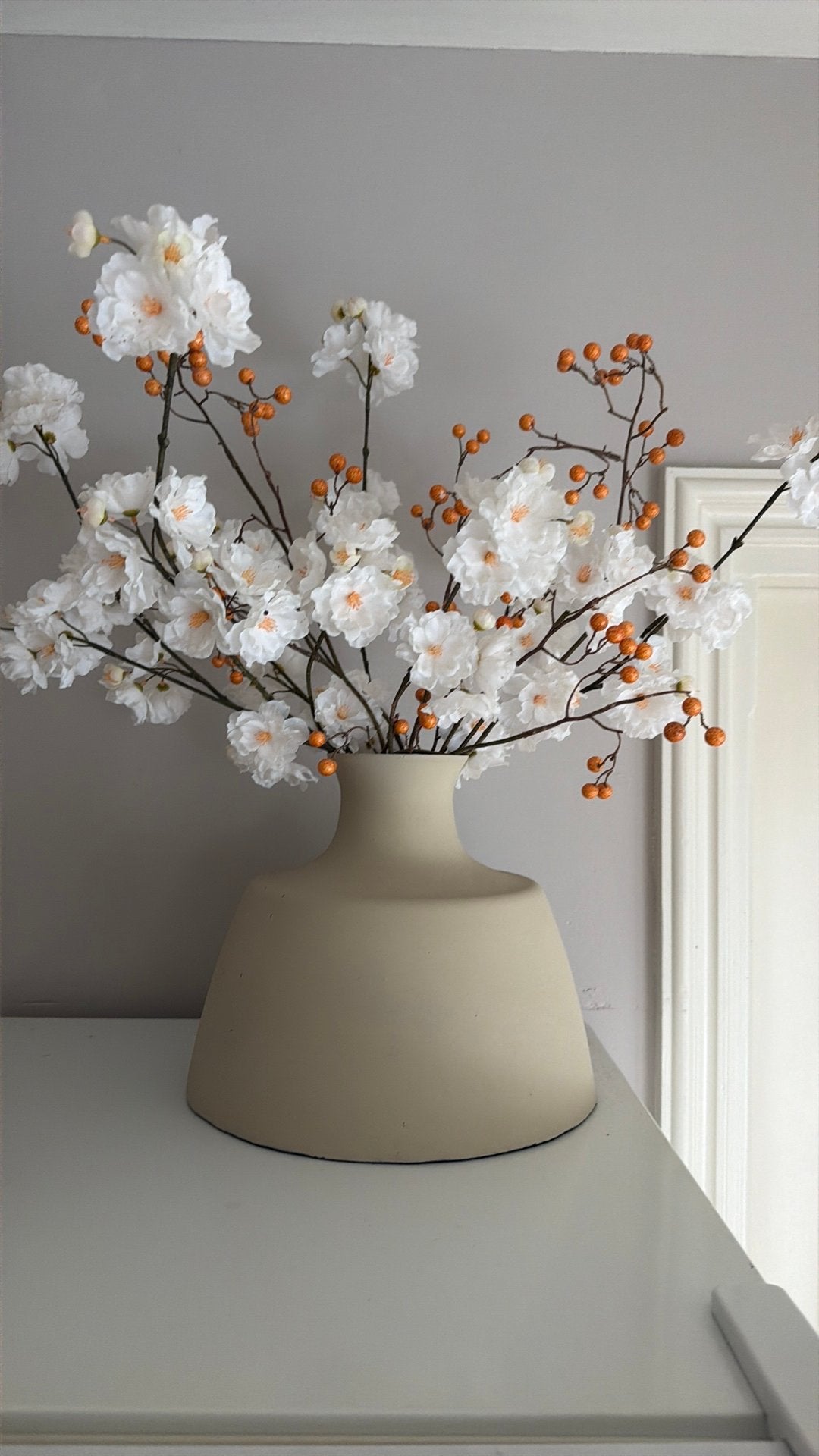 Leuke beige vaas met zijde bloesems en besjes, Ophalen, Zo goed als nieuw