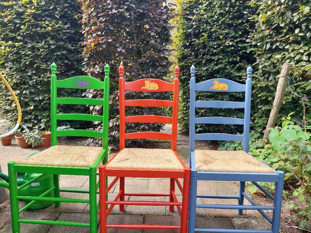 Drie gekleurde houten stoelen met matten zitting, Ophalen, Gebruikt, Overige kleuren, Drie